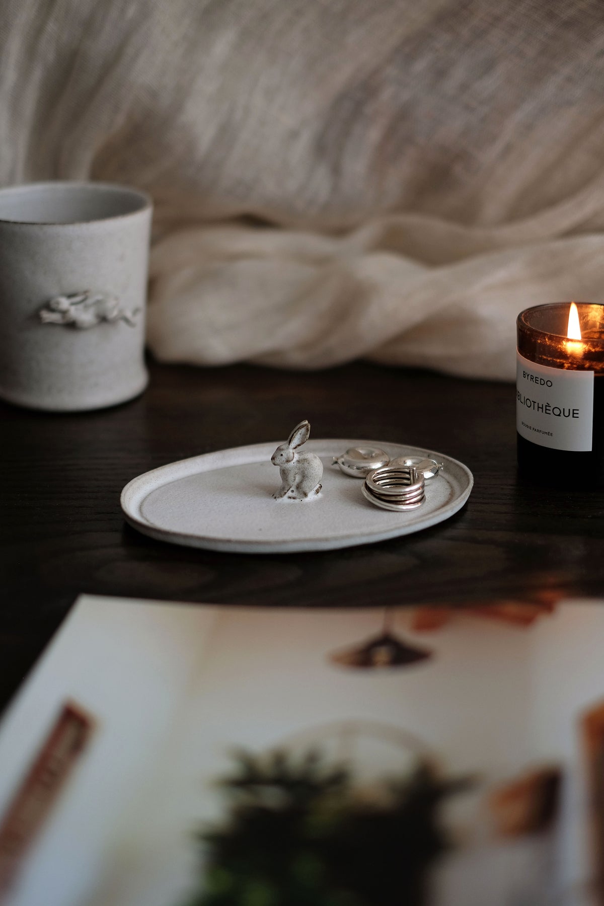 Moonrise Hopping Hare Plate, Sit