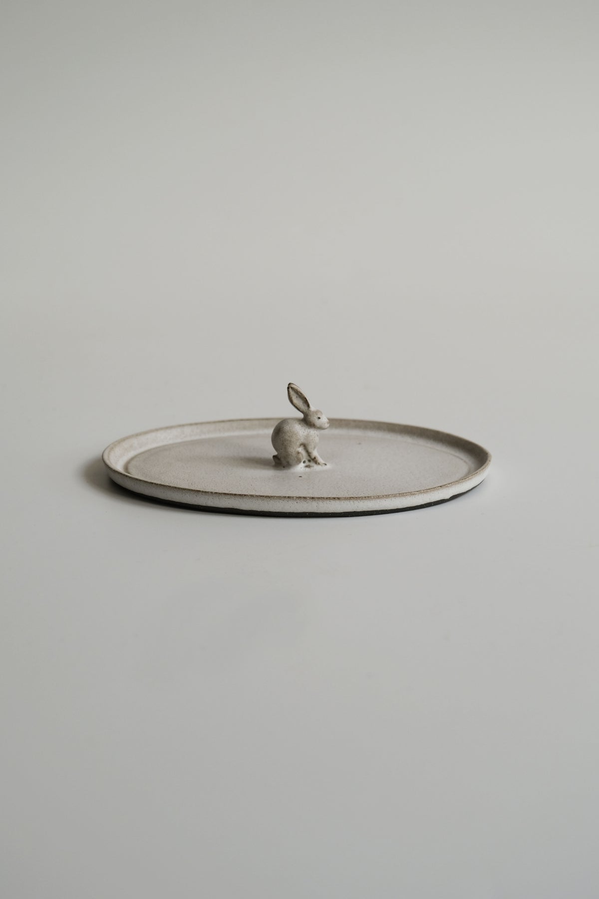 Moonrise Hopping Hare Plate, Sit