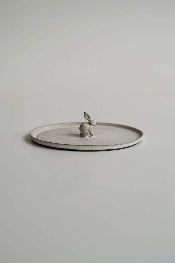 Moonrise Hopping Hare Plate, Sit