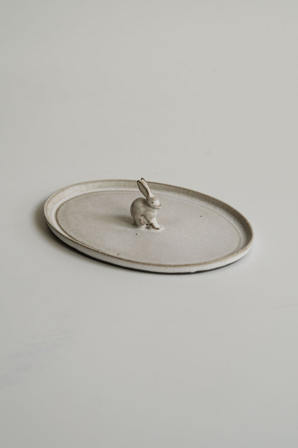 Moonrise Hopping Hare Plate, Sit