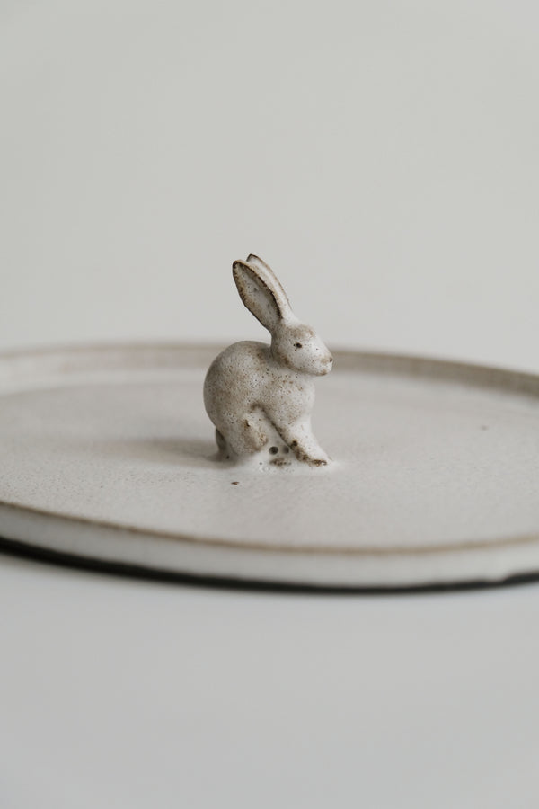 Moonrise Hopping Hare Plate, Sit