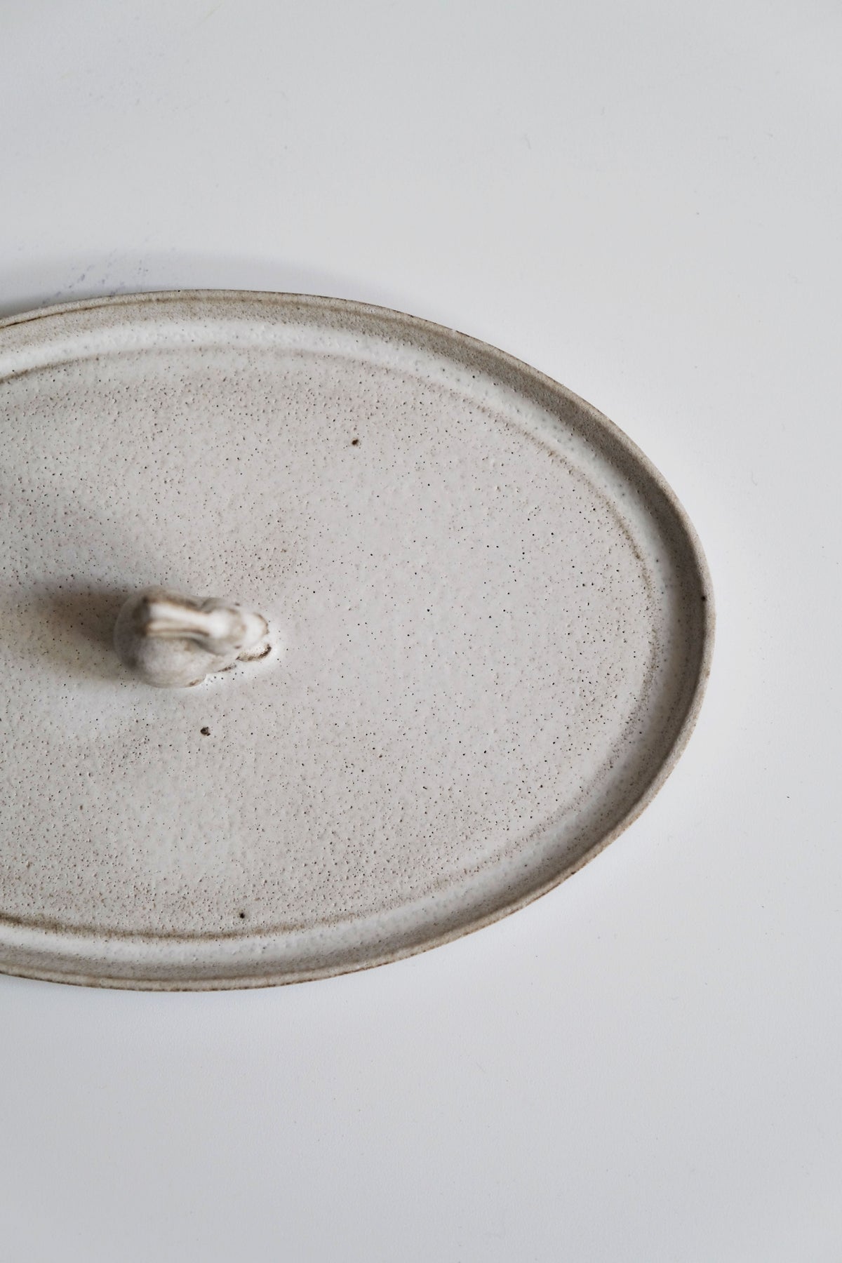 Moonrise Hopping Hare Plate, Sit